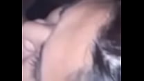 Поджарый африканец чпокает мужчине с большими грудями на краю кровати